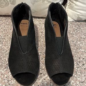 Earth Origins  STYLE #393610 black suede comfort and style perk toe. 6 wide